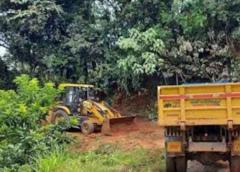 അനധികൃതമായി മണ്ണും മണലും കടത്ത് തടഞ്ഞു