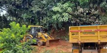 അനധികൃതമായി മണ്ണും മണലും കടത്ത് തടഞ്ഞു