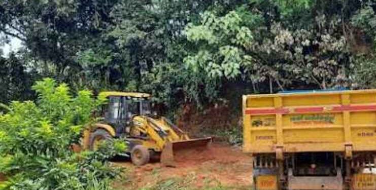 അനധികൃതമായി മണ്ണും മണലും കടത്ത് തടഞ്ഞു