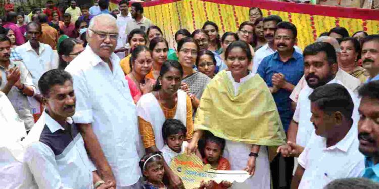 രേഷ്മക്കൊരു സ്നേഹഭവനം. രമ്യ ഹരിദാസ് താക്കോൽദാനം നിർവ്വഹിച്ചു.