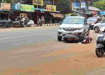 ചിറക്കൽപടിയിൽ കാറും സ്കൂട്ടറും കൂട്ടിയിടിച്ചു