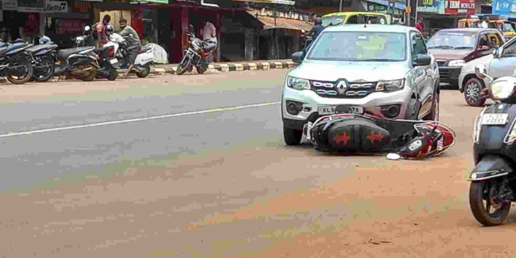 ചിറക്കൽപടിയിൽ കാറും സ്കൂട്ടറും കൂട്ടിയിടിച്ചു