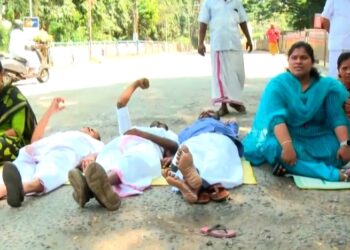 നഗരസഭ കൗൺസിലർമാർ റോഡിൽ കിടന്ന് പ്രതിഷേധിച്ചു.