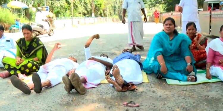 നഗരസഭ കൗൺസിലർമാർ റോഡിൽ കിടന്ന് പ്രതിഷേധിച്ചു.