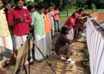 കോട്ടയ്ക്ക് മുന്നിൽ പ്രതിഷേധവുമായി ഡിവൈഎഫ്ഐ