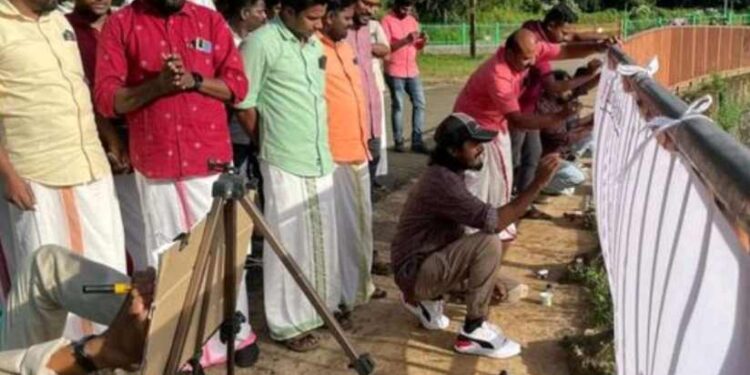 കോട്ടയ്ക്ക് മുന്നിൽ പ്രതിഷേധവുമായി ഡിവൈഎഫ്ഐ