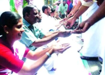 റോഡുകൾ നന്നാക്കാത്തതിൽ പ്രതിഷേധിച്ച് കോൺഗ്രസ് ഭിക്ഷാടന സമരം നടത്തി