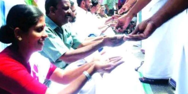 റോഡുകൾ നന്നാക്കാത്തതിൽ പ്രതിഷേധിച്ച് കോൺഗ്രസ് ഭിക്ഷാടന സമരം നടത്തി