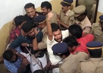 ശിരോവസ്ത്രം അഴിക്കാൻ ആവശ്യപ്പെട്ട സംഭവത്തിൽ വ്യാപക പ്രതിഷേധം.