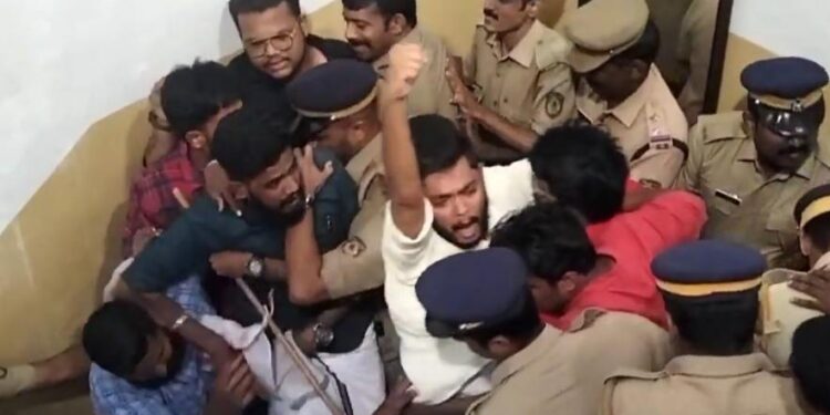 ശിരോവസ്ത്രം അഴിക്കാൻ ആവശ്യപ്പെട്ട സംഭവത്തിൽ വ്യാപക പ്രതിഷേധം.