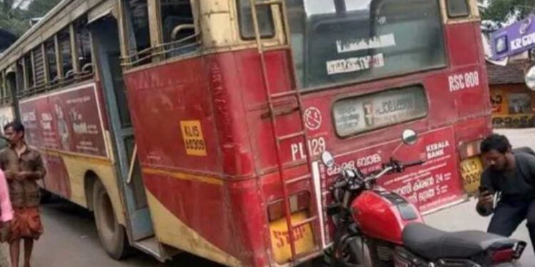 മണ്ണാർക്കാട് ലോറിയും കെ.എസ്.ആർ.ടി.സി ബസും ബൈക്കുമിടിച്ച് അപകടം.