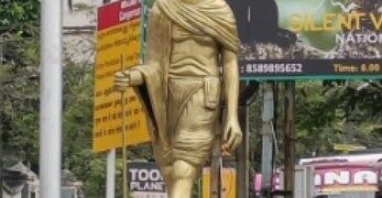 ഗാന്ധി പ്രതിമ മാറ്റി പുതിയത് സ്ഥാപിച്ചു.