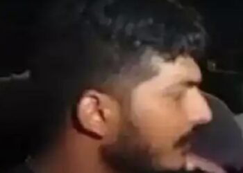 കഞ്ചാവുമായി കുളത്തിൽ ചാടിയ  പ്രതിയെ  നീന്തിപ്പിടിച്ച് പൊലീസ്