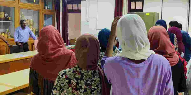 വിക്ടോറിയ കോളേജിൽ റിട്ടേണിങ് ഓഫീസറെ ഉപരോധിച്ചു