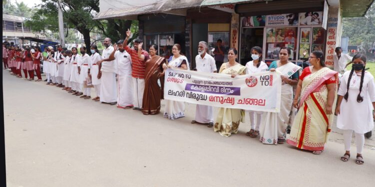 പല്ലശ്ശനയിൽ ലഹരിവിരുദ്ധ ശൃംഖല എംഎൽഎ കെ.ബാബു ഉദ്ഘാടനം ചെയ്തു.