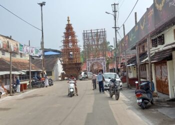 ആളും ആരവവും ഒഴിഞ്ഞു. അഗ്രഹാര വീഥികൾ വീണ്ടും ശാന്തമായി.