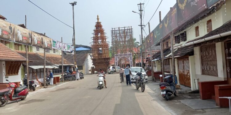 ആളും ആരവവും ഒഴിഞ്ഞു. അഗ്രഹാര വീഥികൾ വീണ്ടും ശാന്തമായി.