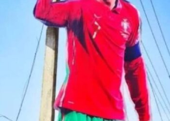 റോണാൾഡോയുടെ കട്ടൗട്ട് ഉയർത്തുന്നതിനിടെ വൈദ്യുതി ലൈനിൽ നിന്ന് ഷോക്കേറ്റ് 4 പേർക്ക് പരിക്ക്;