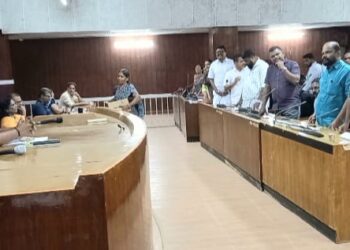 പാലക്കാട് നഗരസഭ കൗൺസിൽ യോഗത്തിൽ പ്രതിപക്ഷ ബഹളം: ഒടുവിൽ ഒടുവിൽ ചെയർപേഴ്സൻവഴങ്ങി