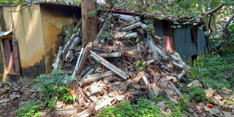 വൈദ്യുതി വകുപ്പിന്റെ ഇലക്ട്രിക് മാലിന്യങ്ങൾ അലക്ഷ്യമായി കൂട്ടിയിട്ട നിലയിൽ&nbsp;