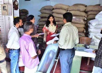 ജില്ലയിലെ റേഷന്‍കടകളില്‍ ജില്ലാ കലക്ടര്‍ പരിശോധന നടത്തി