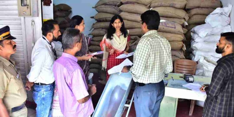 ജില്ലയിലെ റേഷന്‍കടകളില്‍ ജില്ലാ കലക്ടര്‍ പരിശോധന നടത്തി