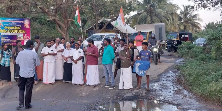 പല്ലാവൂർ – കുനിശ്ശേരി റോഡ് ഉപരോധിച്ചു.