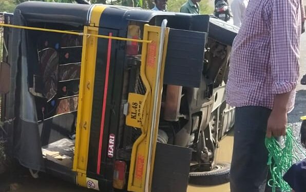 അപകടപരമ്പര സൃഷ്ടിച്ചു കൊണ്ട് പല്ലാവൂർ – കുനിശ്ശേരി റോഡ്.