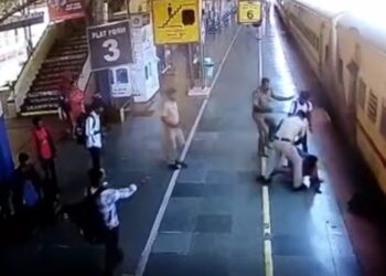 ട്രെയിനിൽ നിന്നും കാൽ വഴുതി വീണ യാത്രക്കാരനെ രക്ഷപ്പെടുത്തി