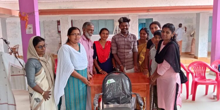 പഠനോപകരണങ്ങൾ വിതരണം ചെയ്തു