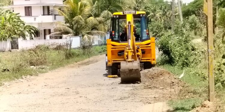 അനിശ്ചിതത്വങ്ങൾക്ക് വിരാമമിട്ട് പല്ലാവൂർ-കുനിശ്ശേരി റോഡിന്റെ നവീകരണ പ്രവർത്തനം ആരംഭിച്ചു.