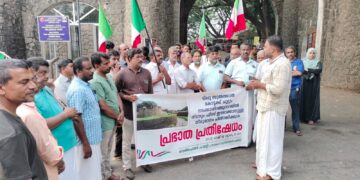 ടിപ്പു കോട്ടക്ക് ചുറ്റും പ്രഭാത നടത്തത്തിന് ഫീസ് ഈടാക്കാനുളള നീക്കത്തിനെതിരെ പ്രതിഷേധം സംഘടിപ്പിച്ചു.