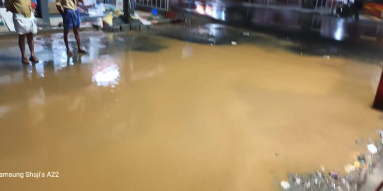 റോഡിലെ വെള്ളക്കെട്ടുകൾക്ക് ശാശ്വത പരിഹാരം കാണണമെന്ന് വ്യാപാരികൾ