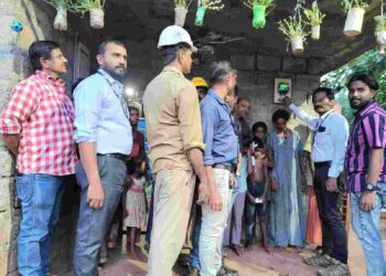 മീറ്റർ ഊരാൻ വന്ന കെ എസ് ഇ ബി ജീവനക്കാർ വീട്ടുകാരുടെ ദുരാവസ്ഥ കണ്ട് കണക്ഷൻ തിരികെ നൽകി.