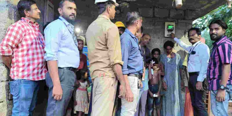 മീറ്റർ ഊരാൻ വന്ന കെ എസ് ഇ ബി ജീവനക്കാർ വീട്ടുകാരുടെ ദുരാവസ്ഥ കണ്ട് കണക്ഷൻ തിരികെ നൽകി.