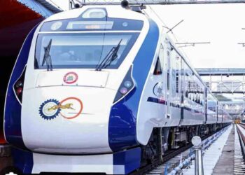 വന്ദേഭാരതിന്റെ ശുചിമുറിയിൽ നിന്ന് യാത്രക്കാരനെ ഷൊർണൂരിൽ പൂട്ടു പൊളിച്ച് പുറത്തിറക്കി