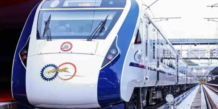 വന്ദേഭാരതിന്റെ ശുചിമുറിയിൽ നിന്ന് യാത്രക്കാരനെ ഷൊർണൂരിൽ പൂട്ടു പൊളിച്ച് പുറത്തിറക്കി