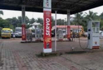 ഫോൺപെ വഴി പണം അയച്ചതിലെ  തർക്കം:ചെർപ്പുളശ്ശേരിയിൽ പെട്രോൾ പമ്പ് ജീവനക്കാരനെ വളഞ്ഞിട്ട് മർദിച്ചു