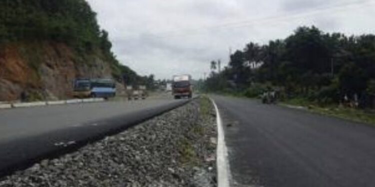 തൃശൂര്‍- പാലക്കാട് ദേശീയപാതയില്‍ വിള്ളല്‍; ഗതാഗതം ഒറ്റവരിയാക്കി