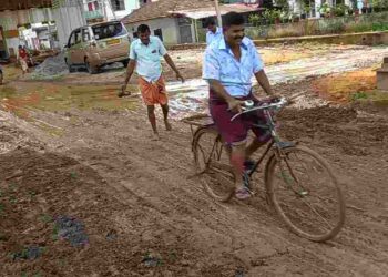 ചെളിയിൽ വീണും ഉരുണ്ടും നടക്കാവുകാർ