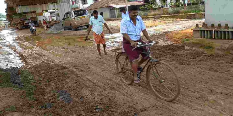 ചെളിയിൽ വീണും ഉരുണ്ടും നടക്കാവുകാർ