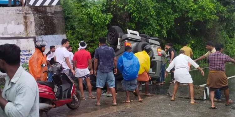 നൊട്ടമല വളവില്‍ ജീപ്പ് താഴേക്ക് മറിഞ്ഞ് അഞ്ചുപേര്‍ക്ക് പരിക്ക്.