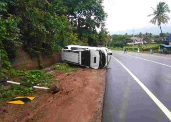പുതുപ്പരിയാരത്ത്  നിയന്ത്രണം വിട്ട്  കാർ മറിഞ്ഞു
