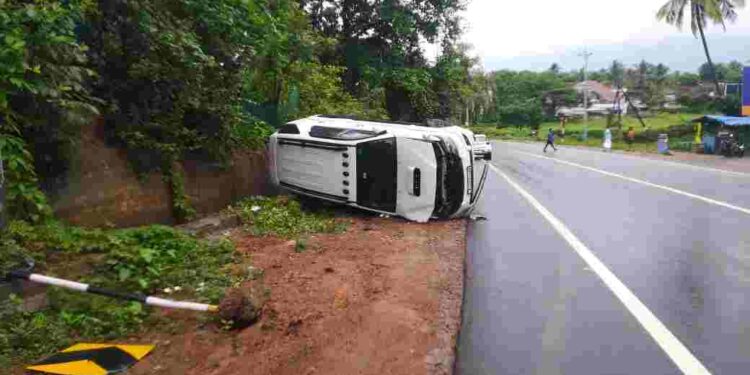 പുതുപ്പരിയാരത്ത്  നിയന്ത്രണം വിട്ട്  കാർ മറിഞ്ഞു