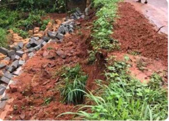 കപ്പൂർ കാഞ്ഞിരത്താണി അന്തിമഹാകാളൻകാവ് റോഡ്: വശങ്ങൾ ഇടിഞ്ഞു