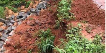 കപ്പൂർ കാഞ്ഞിരത്താണി അന്തിമഹാകാളൻകാവ് റോഡ്: വശങ്ങൾ ഇടിഞ്ഞു