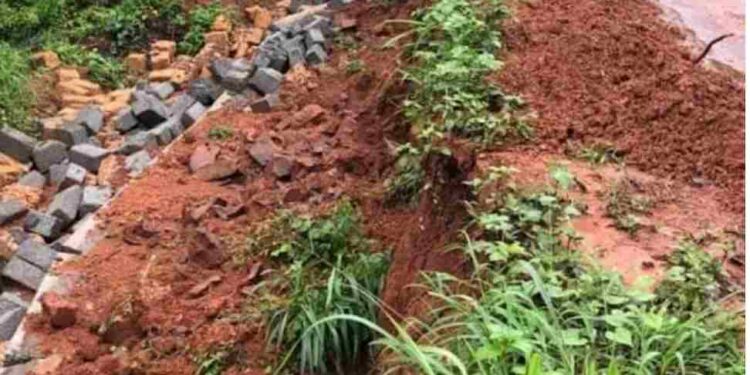 കപ്പൂർ കാഞ്ഞിരത്താണി അന്തിമഹാകാളൻകാവ് റോഡ്: വശങ്ങൾ ഇടിഞ്ഞു