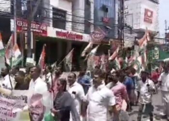 ഷാഫി പറമ്ബിലിനതിരെ പരസ്യ പ്രകടനവുമായി യൂത്ത് കോണ്‍ഗ്രസ് പ്രവര്‍ത്തകര്‍ തെരുവിലിറങ്ങി.