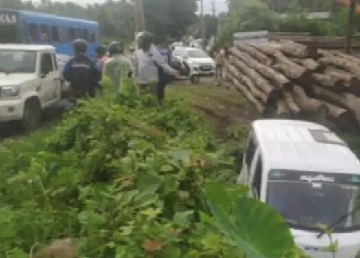 മുടപ്പല്ലൂരിൽ നാല് വാഹനങ്ങൾ കൂട്ടിയിടിച്ച് മൂന്നുപേർക്ക് പരുക്ക്