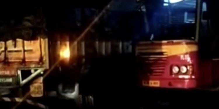 പുതുപ്പരിയാരത്ത് കെഎസ്‌ആര്‍ടിസി ബസും ലോറിയും കൂട്ടിയിടിച്ച്‌ അപകടം; മൂന്ന് പേര്‍ക്ക് ഗുരുതര പരിക്ക്